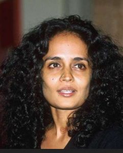 la scrittrice Arundhati Roy